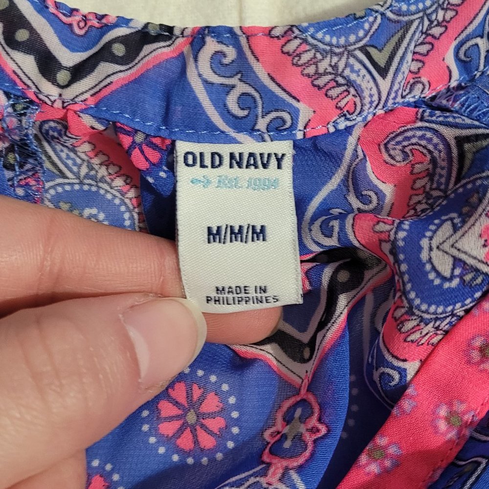 Old navy sheer blouse in a size medium. - Picture 4 of 4